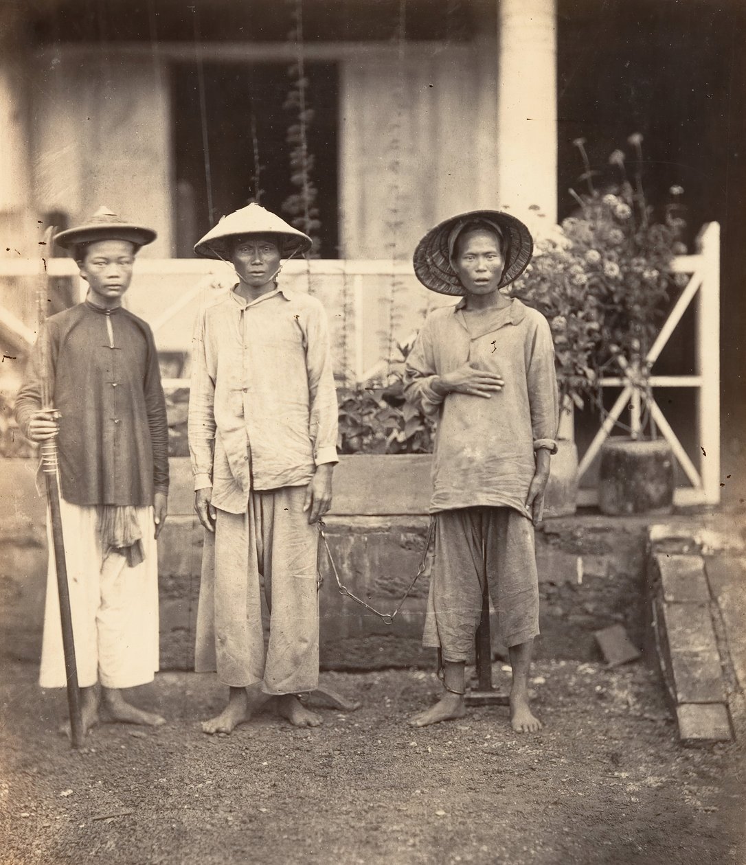 Fanger ledet af en Mata, Cochinchina, 1866. af Emile Gsell