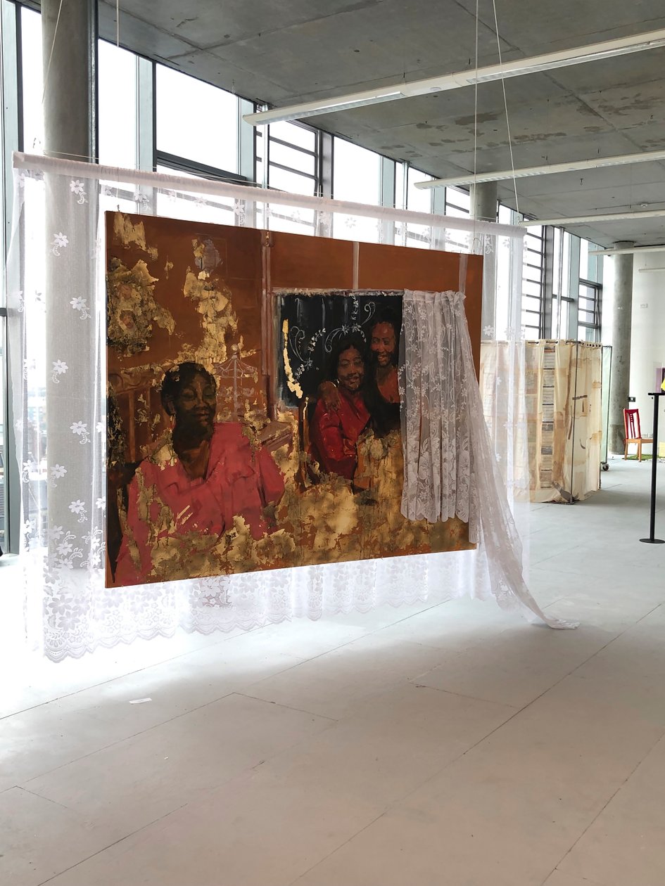 Matrilinealitet, 2019, Olie, akryl, stof, print og imiteret bladguld på lærred af Emma Prempeh
