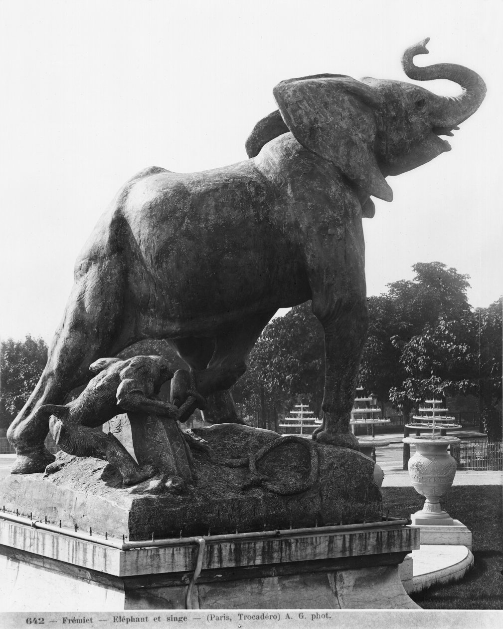 Ung elefant fanget i en fælde foran det første Trocadero-palads bygget til verdensudstillingen i 1878, 1878 (støbejern) af Emmanuel Fremiet