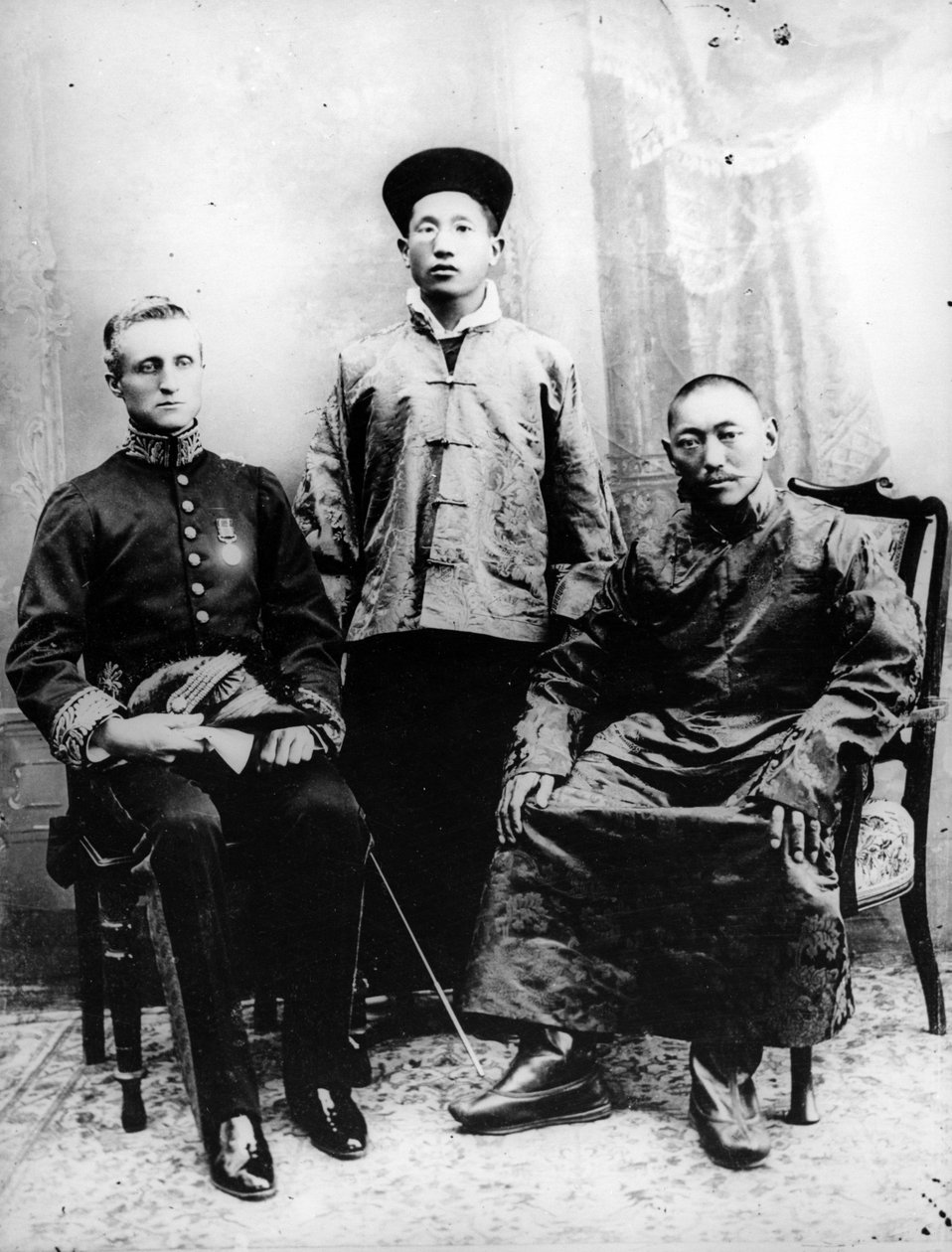13. Dalai Lama, Sir Charles Bell og Maharaj Kumar Sidkeong Trul-ku, 1910 af English Photographer