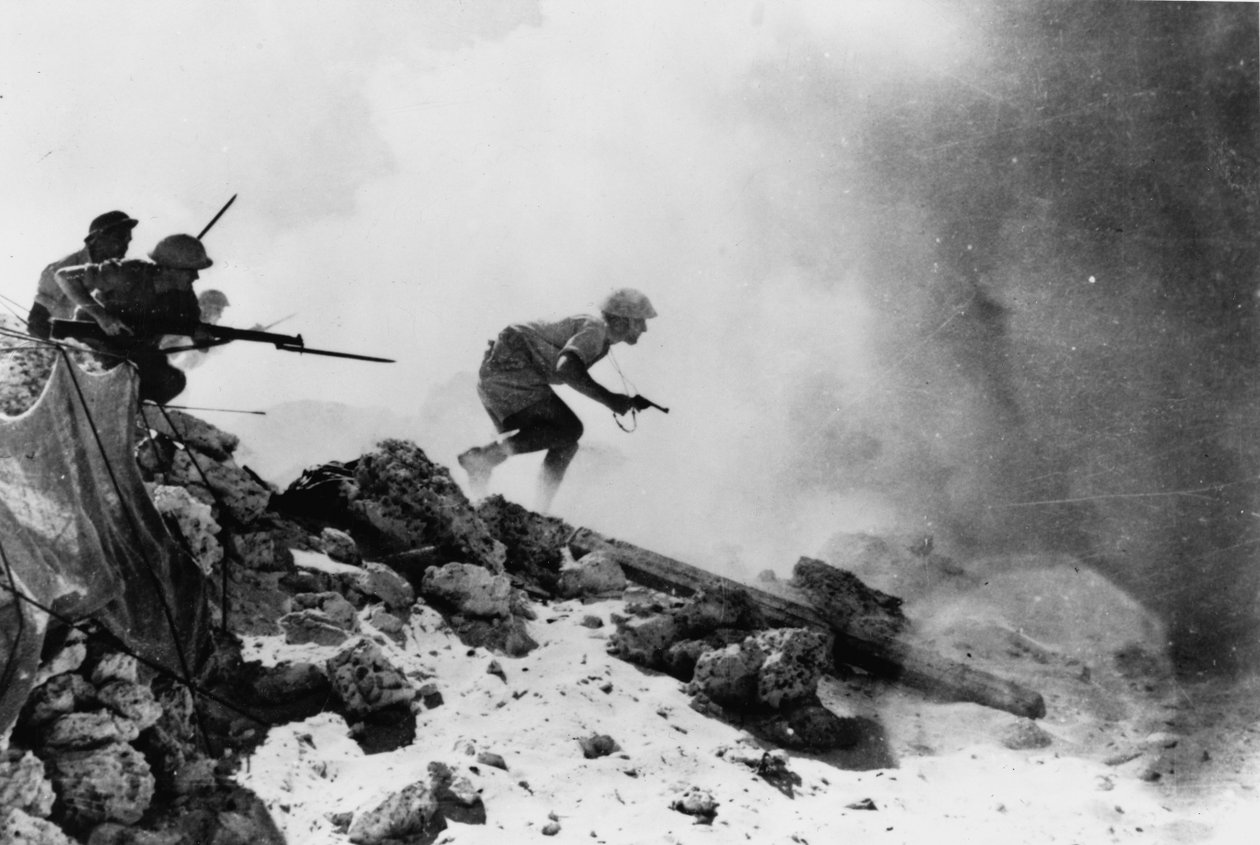 En britisk officer bevæbnet med en revolver fører sine mænd frem med faste bajonetter, et af syv officielle fotografier relateret til det 2. slag ved El Alamein, 1942 af English Photographer