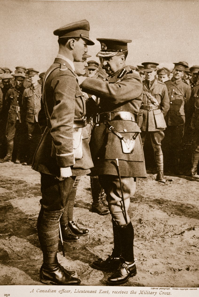 En canadisk officer, løjtnant Kent, modtager Militærkorset, 1914-19 af English Photographer