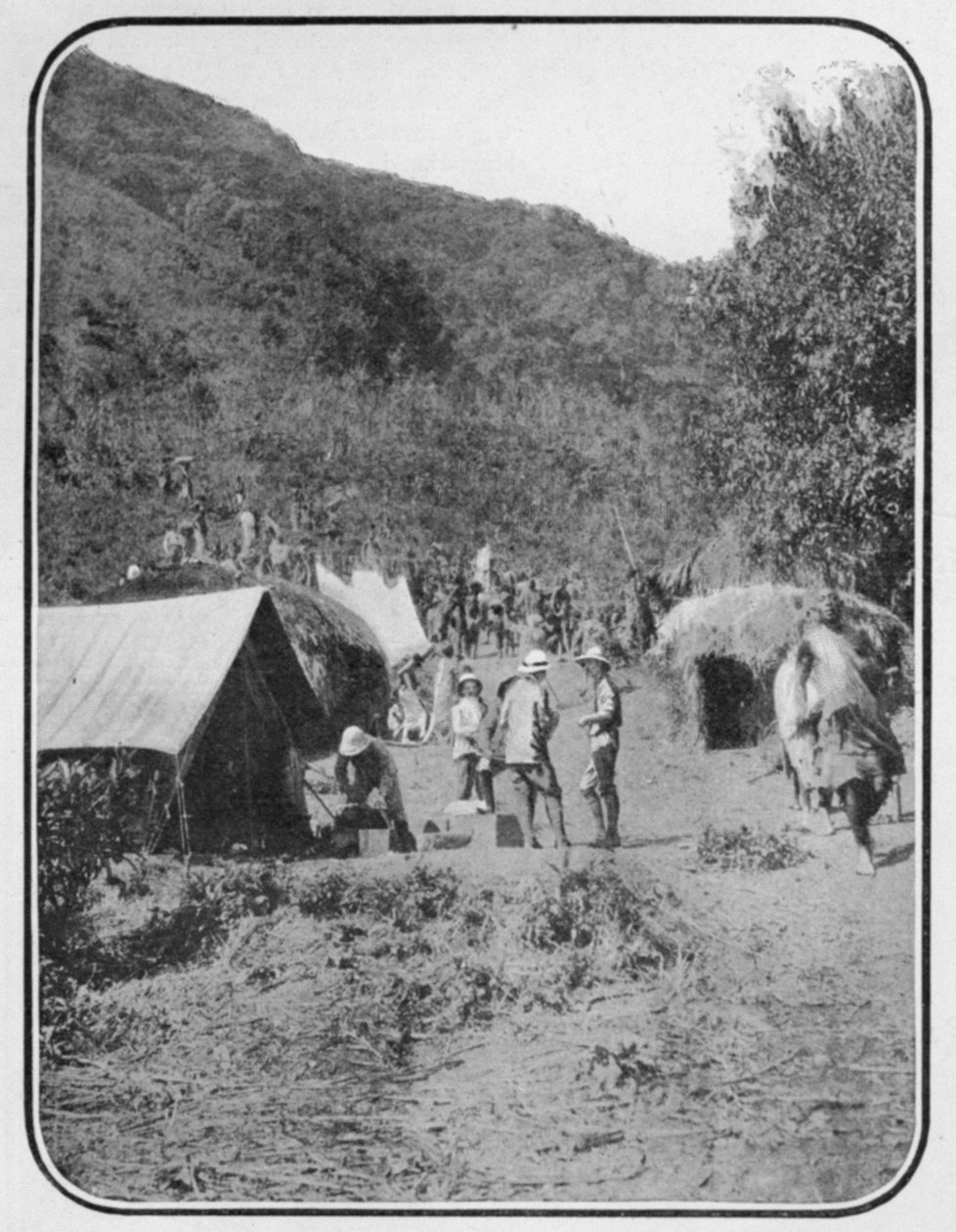 A Mountain Expedition Leaving the Permanent Base Camp, fra en artikel med titlen To the Mountains of the Moon offentliggjort i The Graphic 27. oktober 1906 af English Photographer