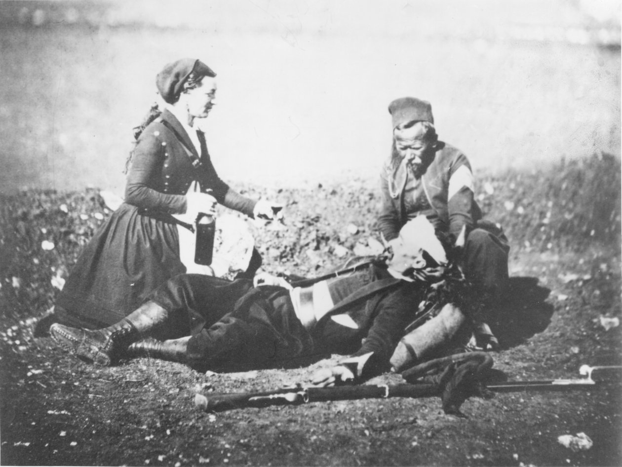 En sygeplejerske tager sig af en såret mand på Krim, ca. 1855 af English Photographer