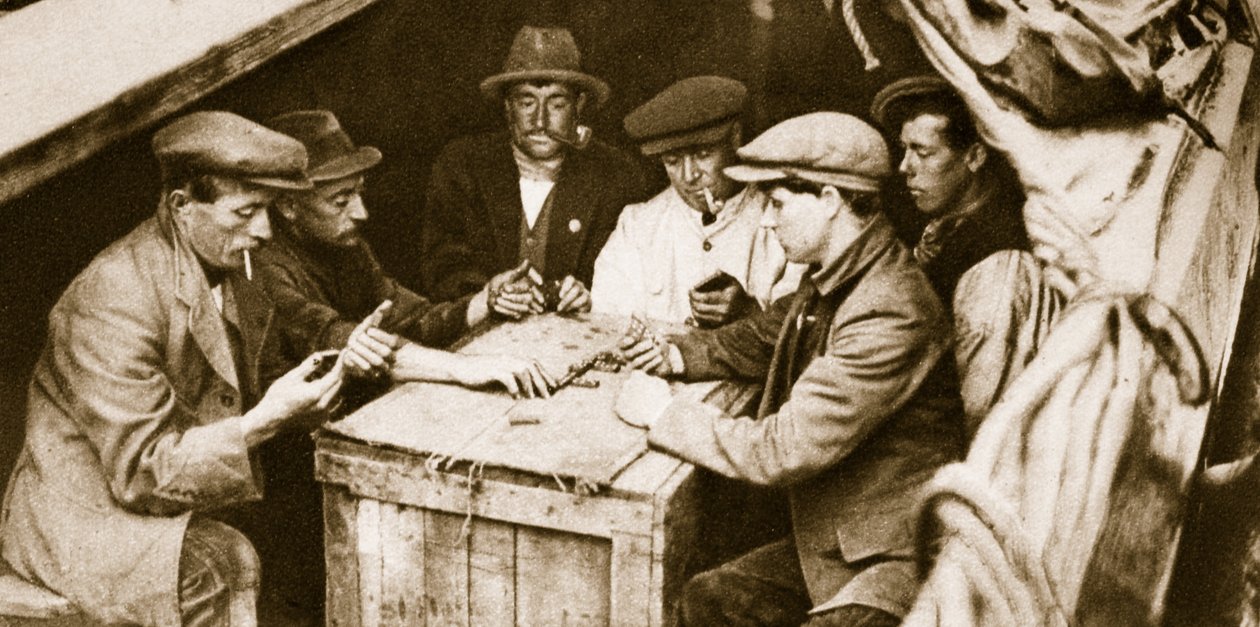 En pram og venner, der spiller domino i lastrummet på en pram, London (sepia-billede) af English Photographer