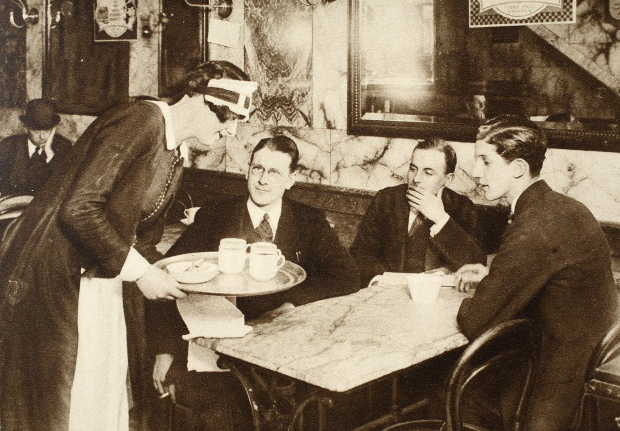 En caféservitrice, iført samme uniform som en stuepige, serverer kaffe til kontormedarbejdere i deres pause klokken 11, fra Wonderful London, udgivet 1926-27 (fotogravure) af English Photographer