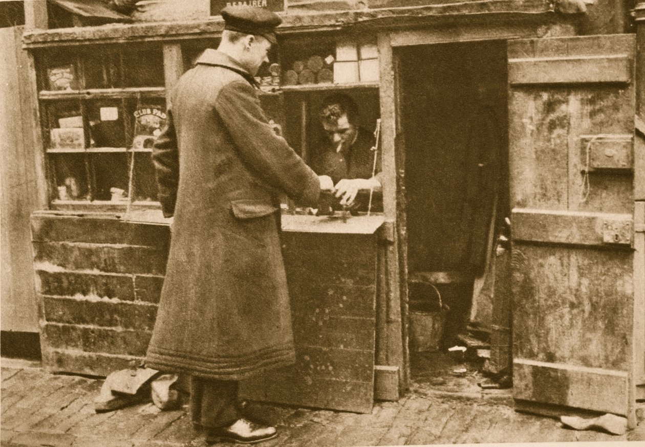 En chauffør afleverer et par støvler til en skomager, Mayfair (sepiafoto) af English Photographer