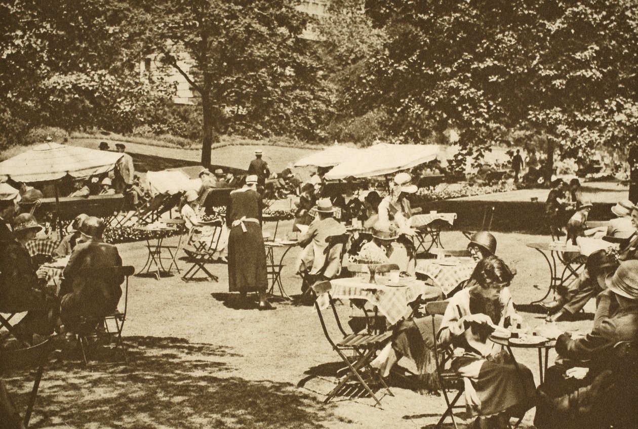 En kontinental frokostscene i Embankment Gardens, Charing Cross (sepia-billede) af English Photographer
