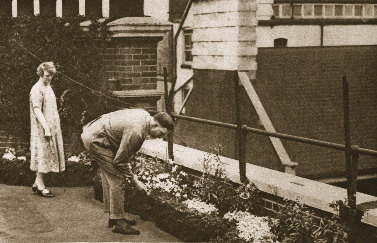 Et par, der passer deres private taghave på en blok i Tudor Street, fra Wonderful London, udgivet 1926-27 (fotogravure) af English Photographer