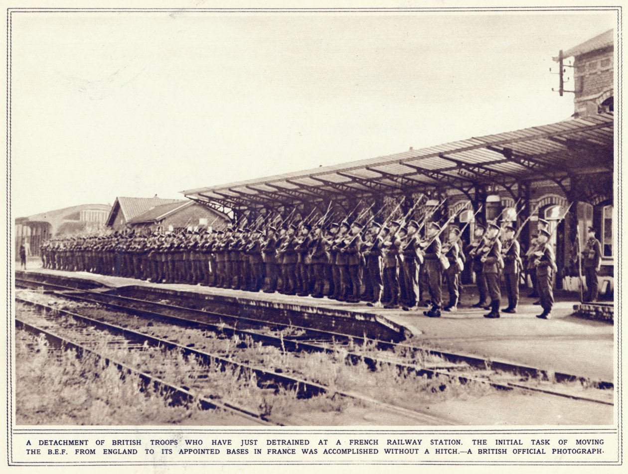 En afdeling af britiske tropper, der netop er blevet udlært på en fransk jernbanestation, fra The Illustrated War News, offentliggjort 8. november 1939 af English Photographer