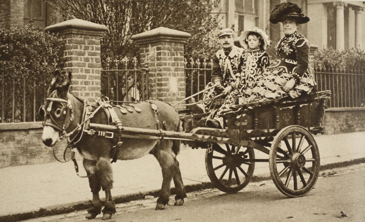 En æselbør transporterer en velhavende kundefamilie (sepiabillede) af English Photographer