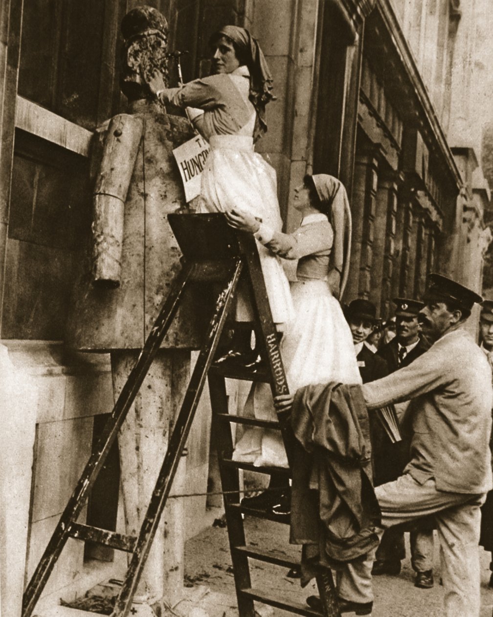 En hospitalssygeplejerske vender sin sædvanlige rolle om: at hamre fjenden ved Stepney, illustration fra The Illustrated War News, 27. september 1916 (sepiafoto) af English Photographer