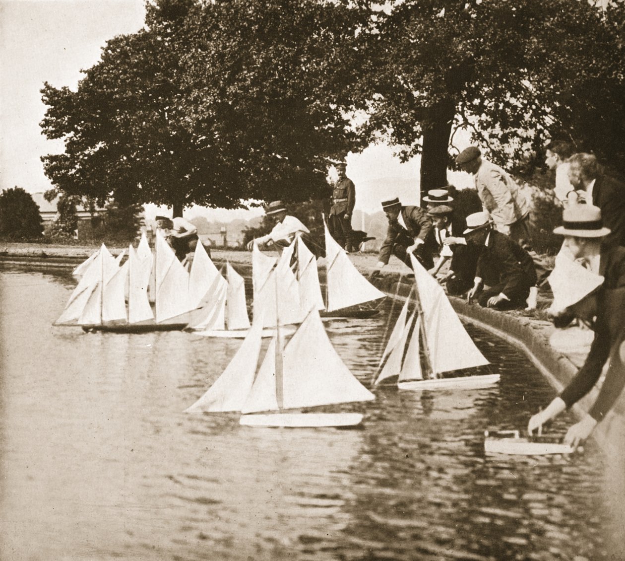 Et modelyachtrace, Alexandra Palace, illustration fra tyske fanger i Storbritannien (fotogravure) af English Photographer
