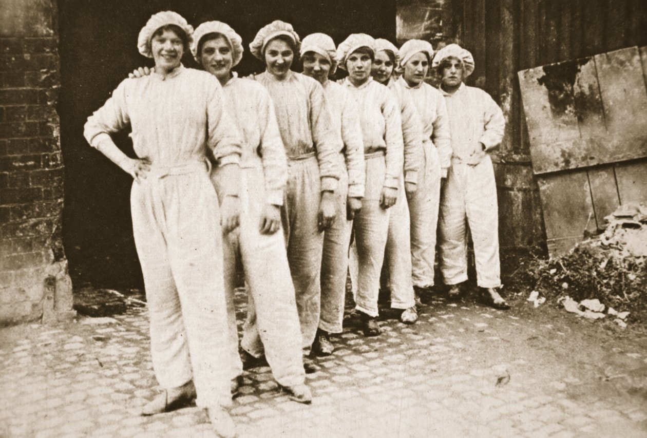 En malerisk gruppe kvindelige arbejdere: tjenestepiger i en mølle i Nottingham, fra The Illustrated War News, 12. juli 1916 (sepiafoto) af English Photographer