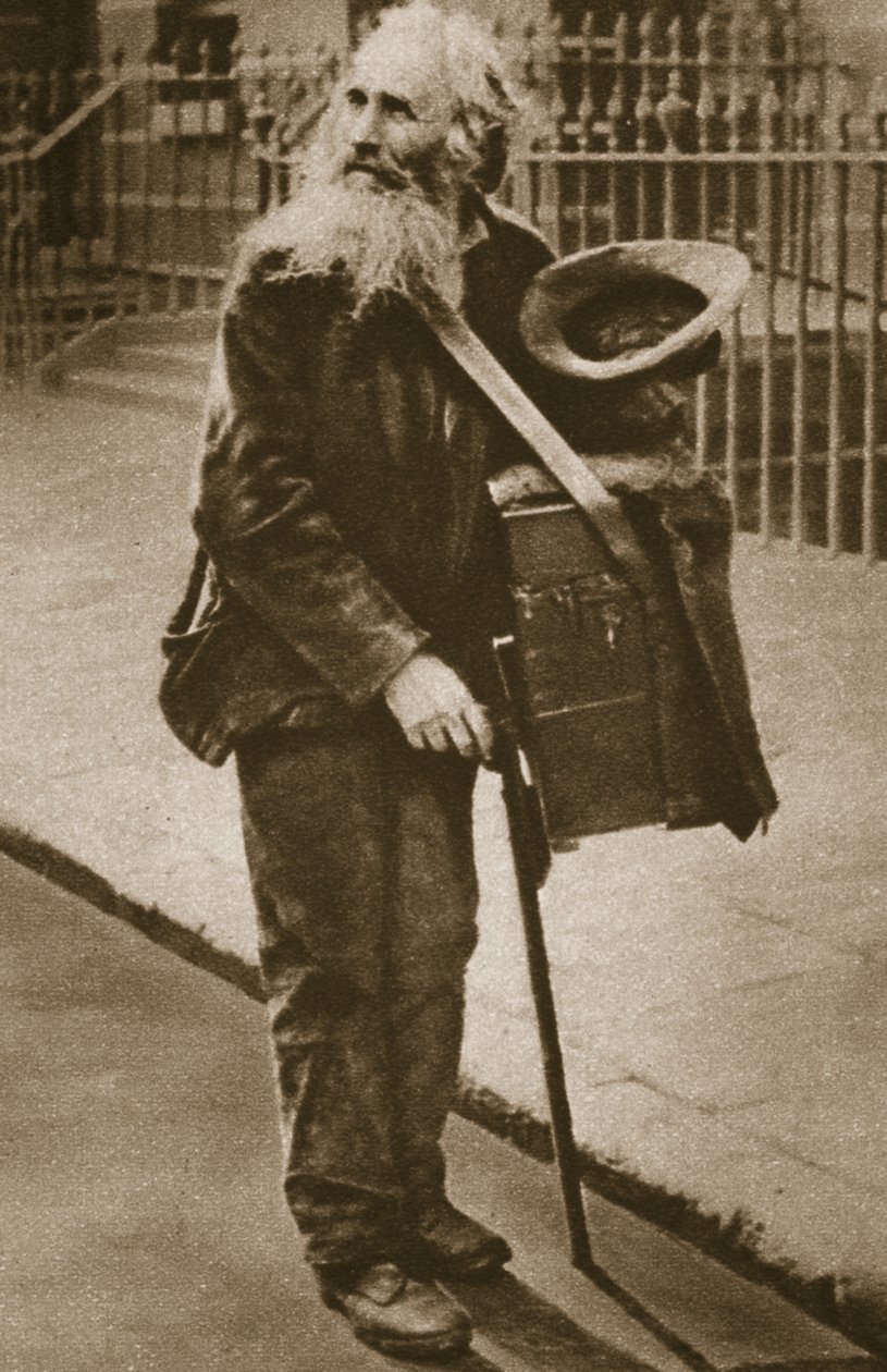 En gademusiker (sepia-billede) af English Photographer