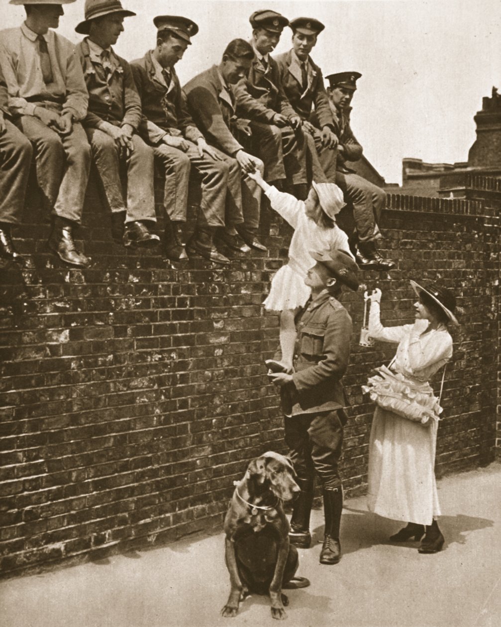 En høj australier hjælper med at sælge roser til sårede soldater: en Rose Day-hændelse, fra The Illustrated War News, 21. juni 1916 (sepia-foto) af English Photographer