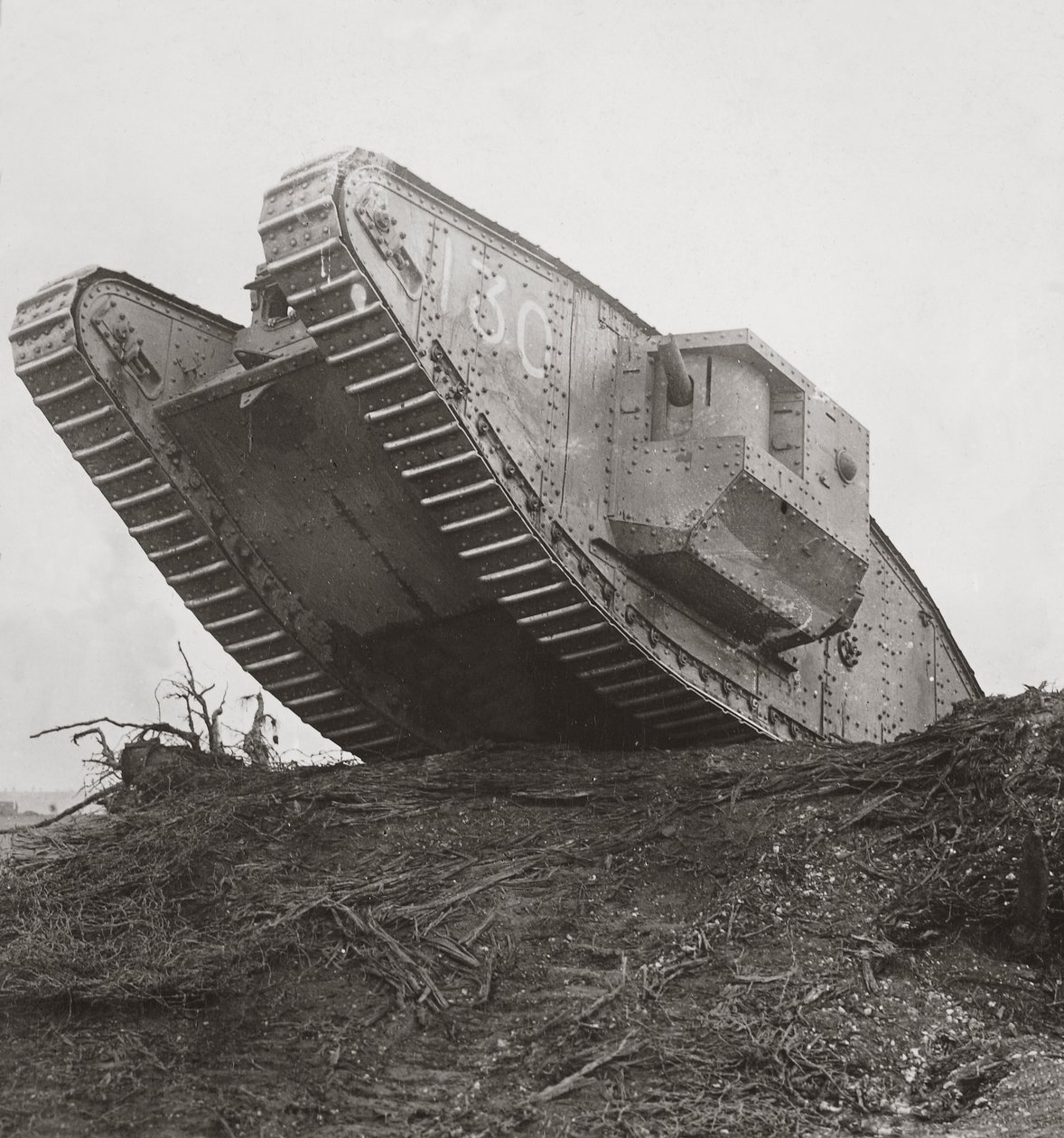 En kampvogn fører infanteriet i aktion og nedbryder wireforviklingerne af English Photographer