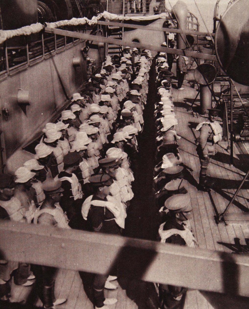 En klog forholdsregel på trods af vores beherskelse af havet: at træne tropper til at være klar, fra The Illustrated War News, 1916 (sepia-foto) af English Photographer