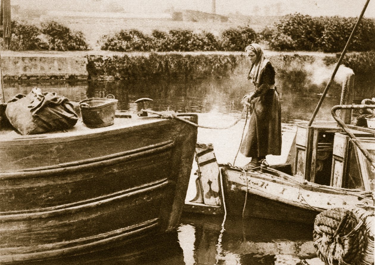 En kvinde, der sikrer agterstavnen på sin pram, London (sepia-billede) af English Photographer