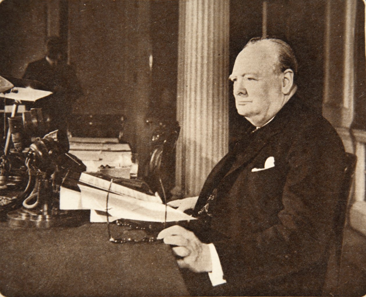 Fremme, Britannia! Længe leve Frihedens sag! God save the King!: Mr. Winston Churchill sad ved mikrofonen på VE Day, da han meddelte nationen, at krigen med Tyskland var på et tidspunkt af English Photographer