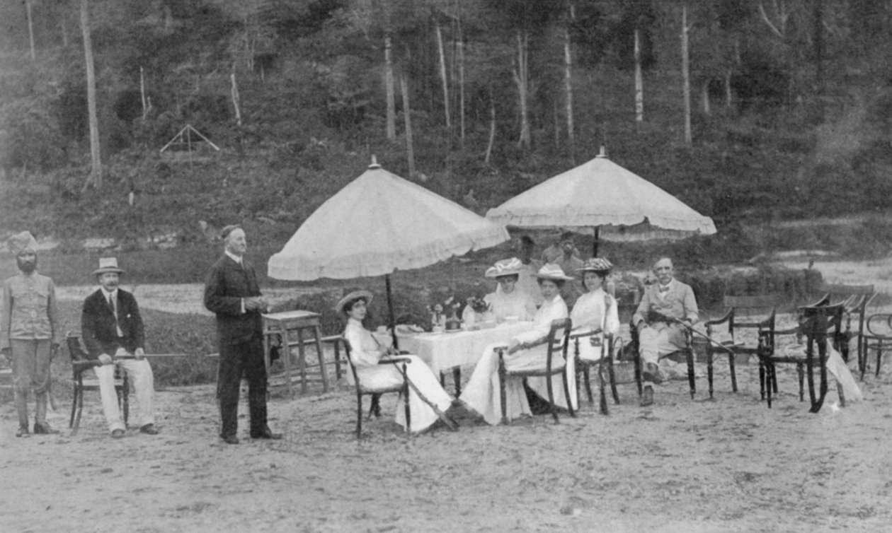 After a Match: Riflewomen at Lunch, fra en artikel med titlen English Women at Play in Far-Away Perak offentliggjort i The Graphic 27. oktober 1906 af English Photographer