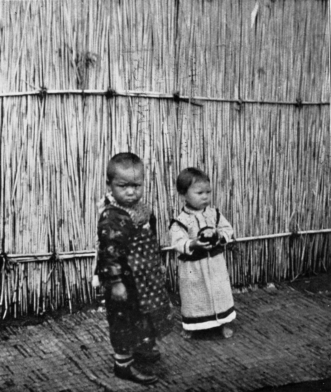 Ainu børn forlovet af English Photographer