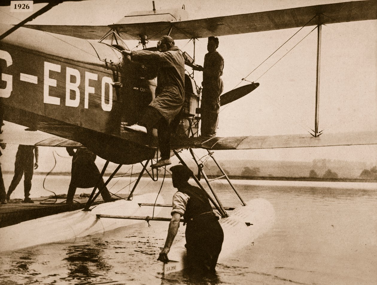 Alan Cobham klatrede ind i sit fly, inden han tog afsted til Australien, Rochester, 1926 af English Photographer
