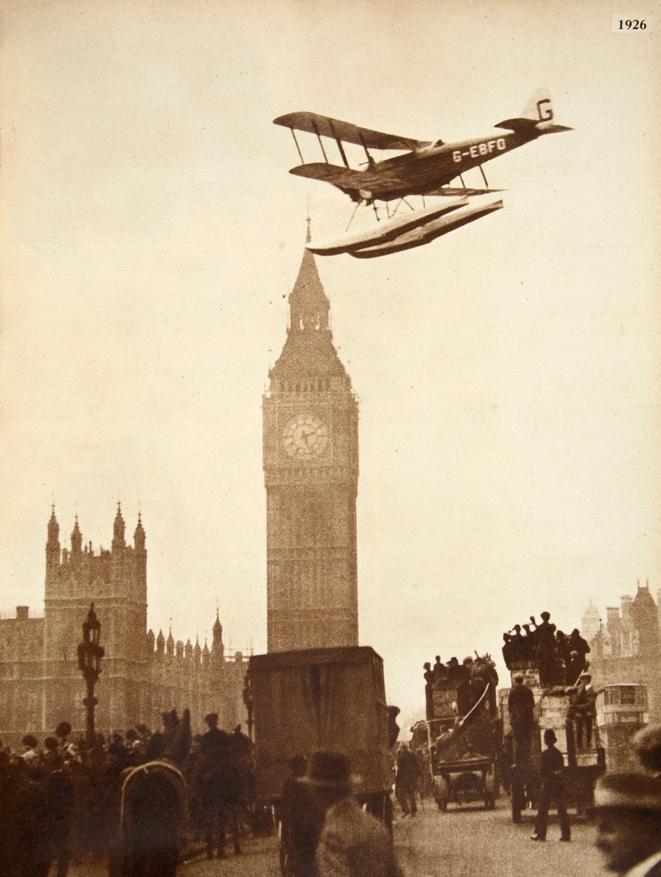 Alan Cobham kommer ind for at lande på Themsen ved Westminster, London, 1926 af English Photographer