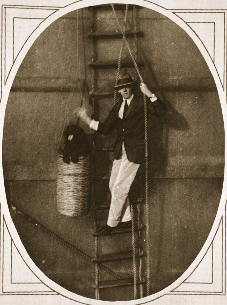 Altid klar til at gå i land: sænkning af en hund i en båd til landing, illustration fra The Illustrated War News, 6. september 1916 (sepiafoto) af English Photographer