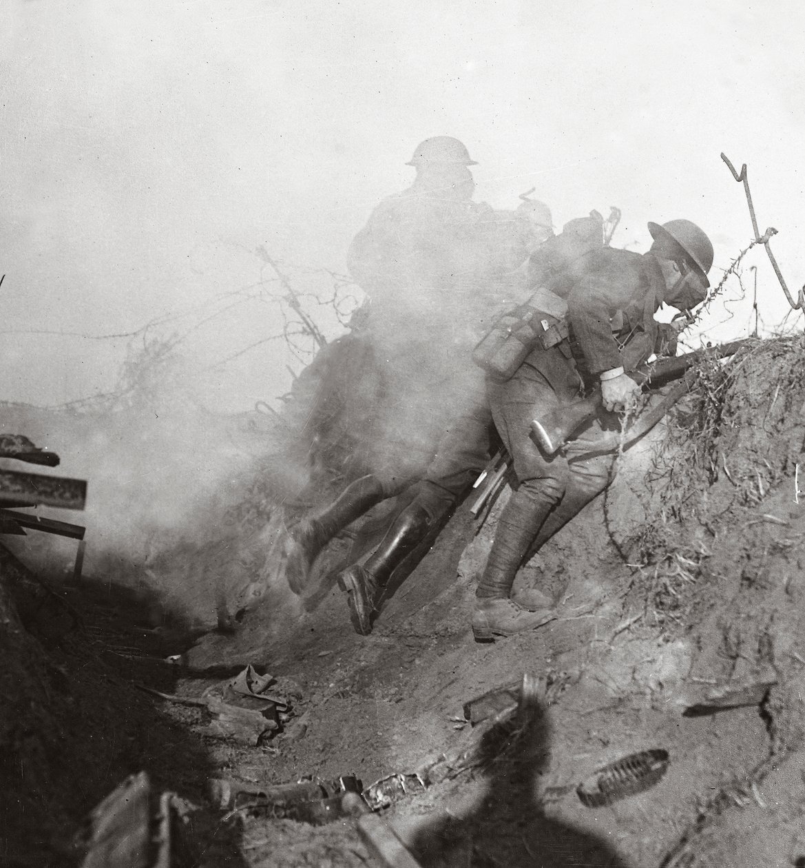Midt i sprængende gas- og tåreskaller løsner vi Bosche fra Bourlon Wood, 1917 af English Photographer