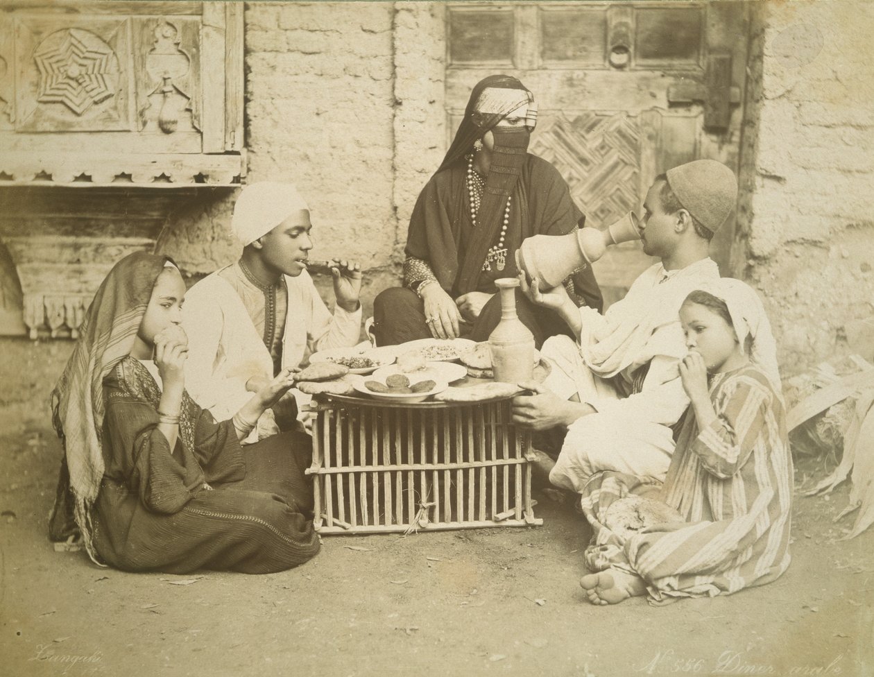 En egyptisk familie, ca. 1878 af English Photographer