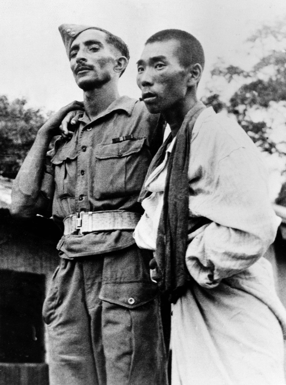 En læge fra den indiske hær, der hjælper en såret japansk krigsfange, 1945 af English Photographer