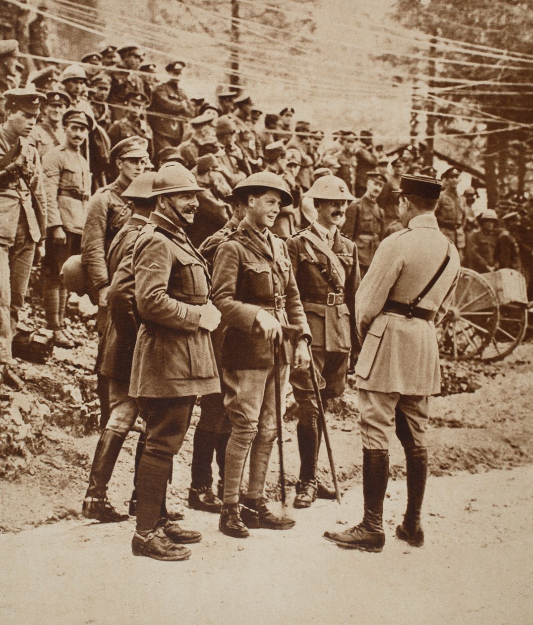 En international gruppe på den italienske front, 1917: Prins af Wales i centrum af English Photographer