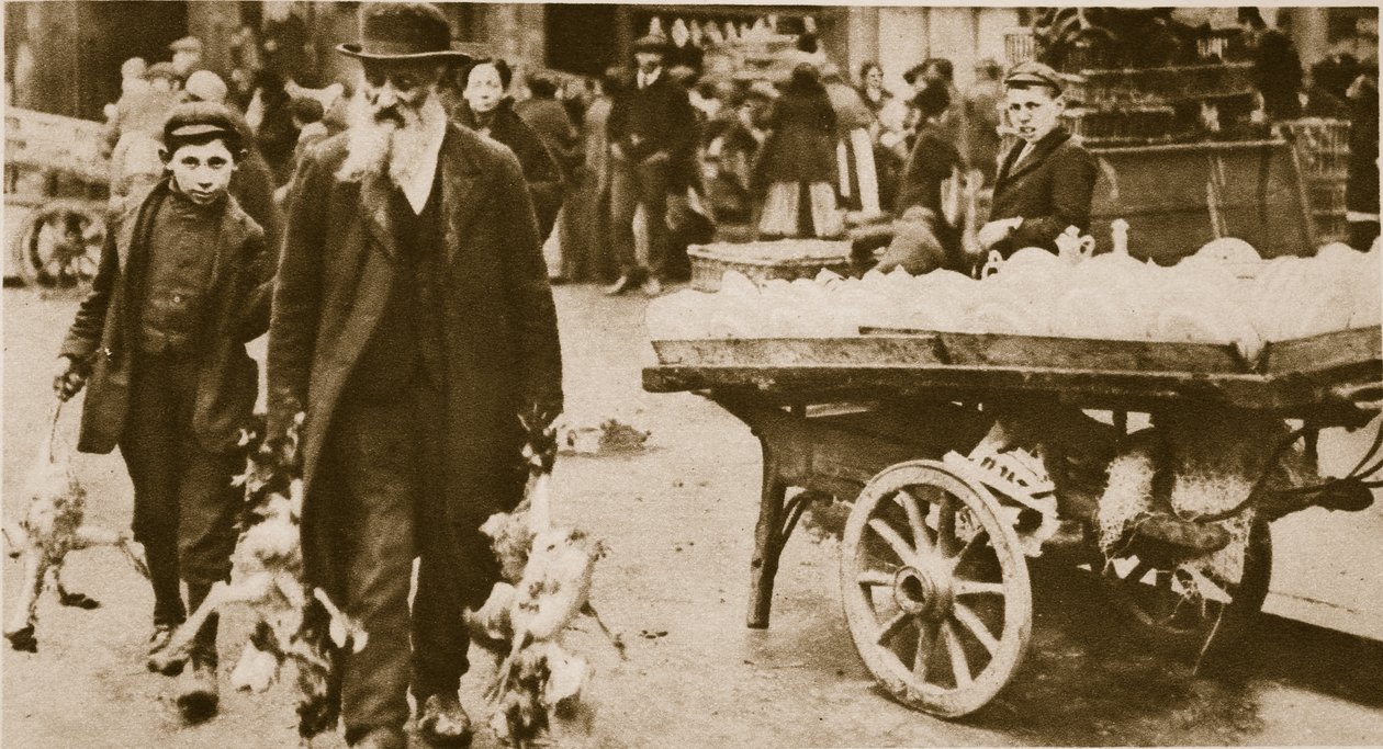 En jødisk gammel mand og hans barnebarn bærer nogle høns fra Wentworth Street, Stepney (sepiafoto) af English Photographer