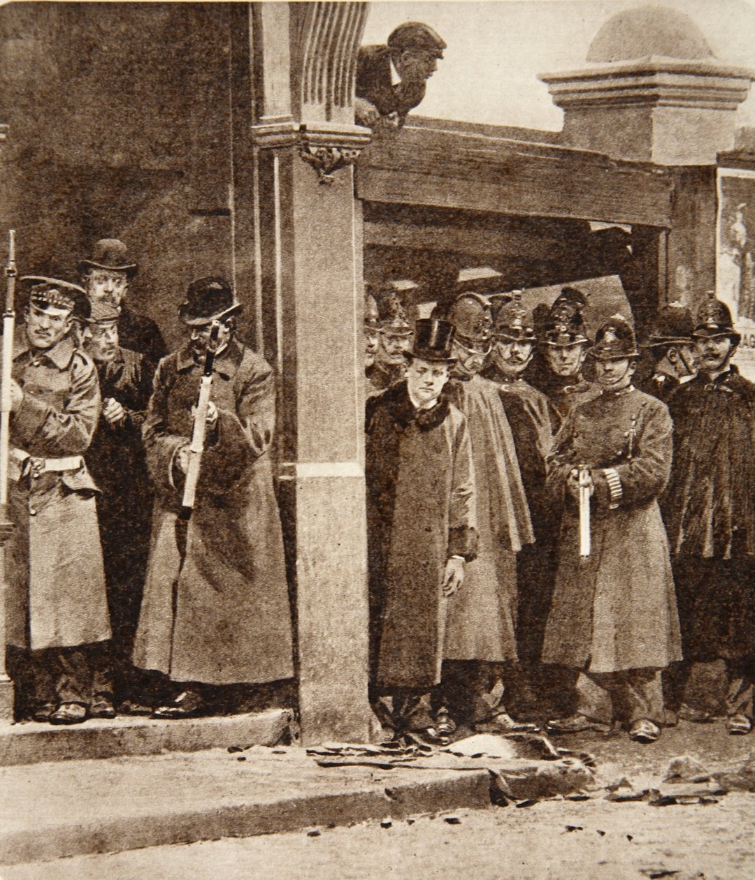 En hændelse, som på det tidspunkt gav ammunition til hans fjender: Mr. Churchills tilstedeværelse som indenrigsminister ved Siege of Sidney Street, den 3. januar 1911 (fotogravure) af English Photographer