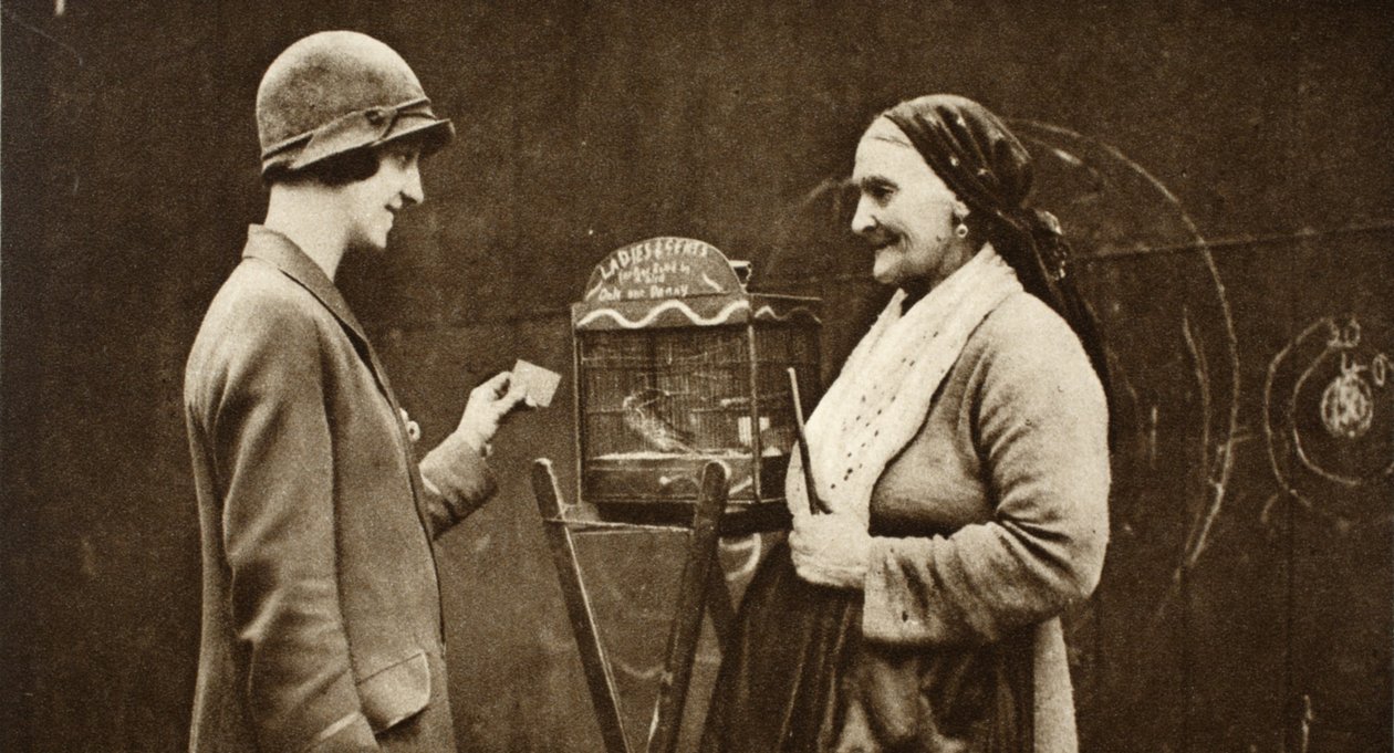En gammel italiensk kvinde med en parakit i et bur, fra Wonderful London, udgivet 1926-27 (fotogravure) af English Photographer