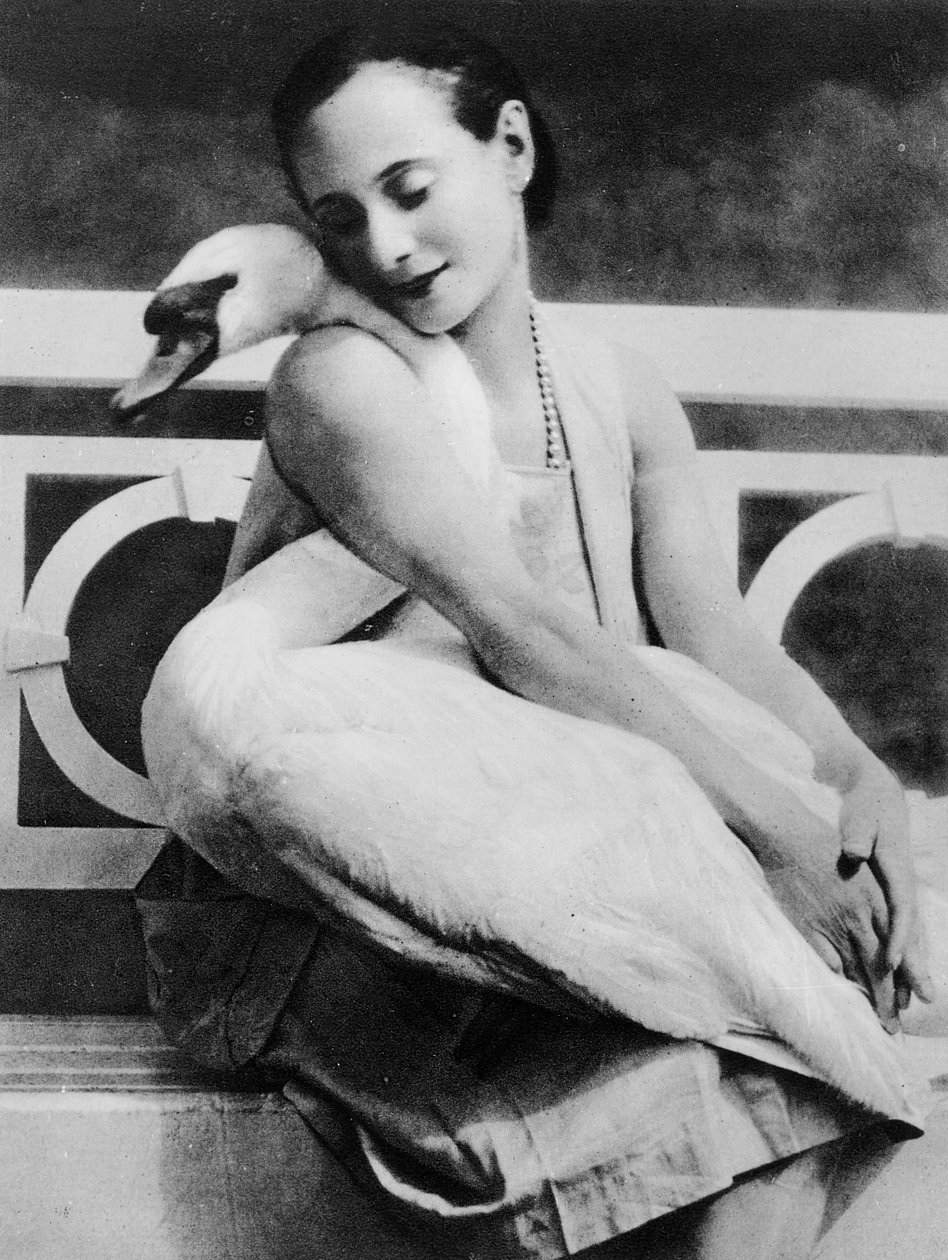 Anna Pavlova med sin kæledyrsvane Jack, ca. 1905 af English Photographer