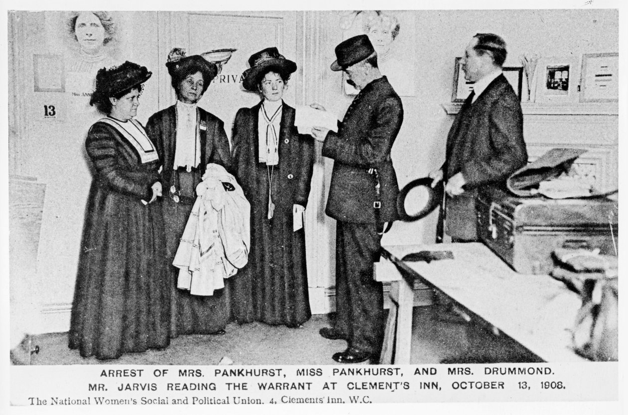 Anholdelse af fru Pankhurst, Miss Pankhurst og Mrs Drummond. Mr. Jarvis læser kendelsen på Clements Inn, den 13. oktober 1908 af English Photographer