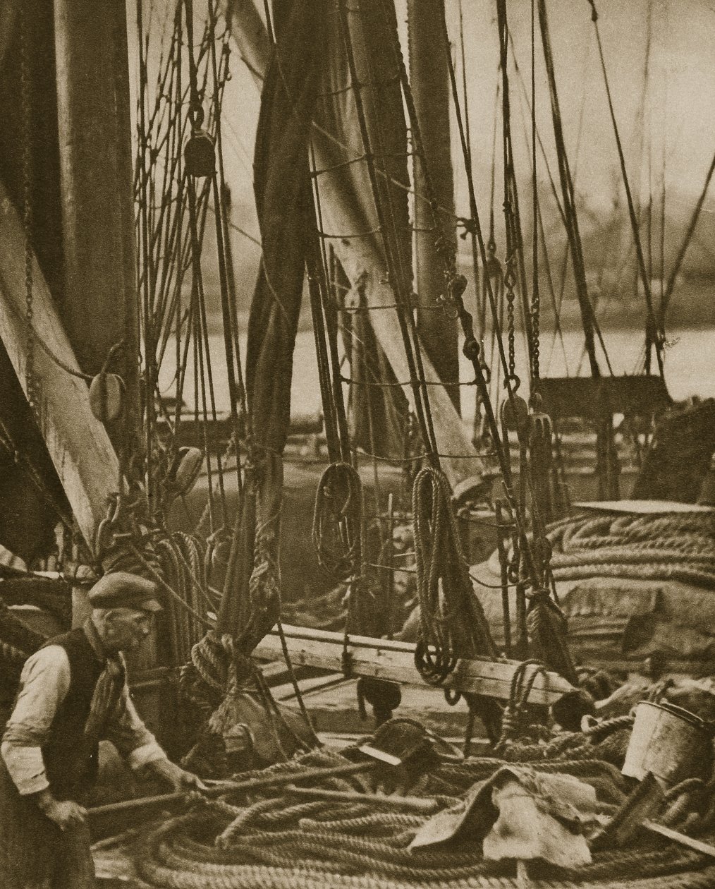 Ved foden af masten på en Thames Pram (sepia foto) af English Photographer