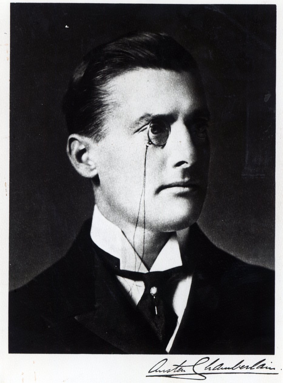 Austen Chamberlain af English Photographer