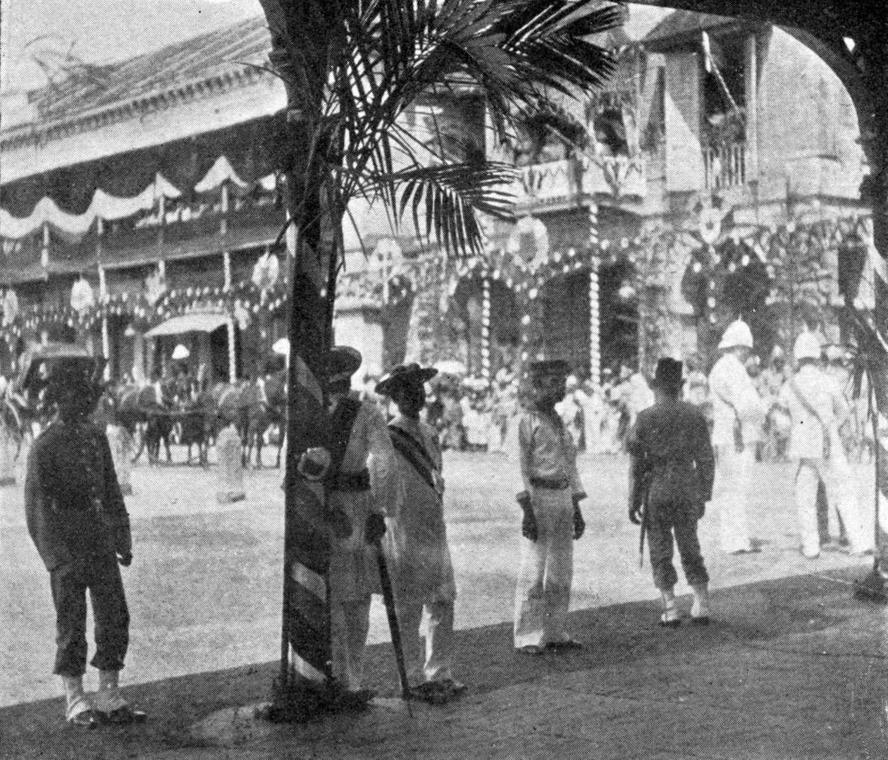 Afventer ankomsten af hertugen og hertuginden af York, Singapore, illustration fra Kongen, 25. maj 1901 af English Photographer
