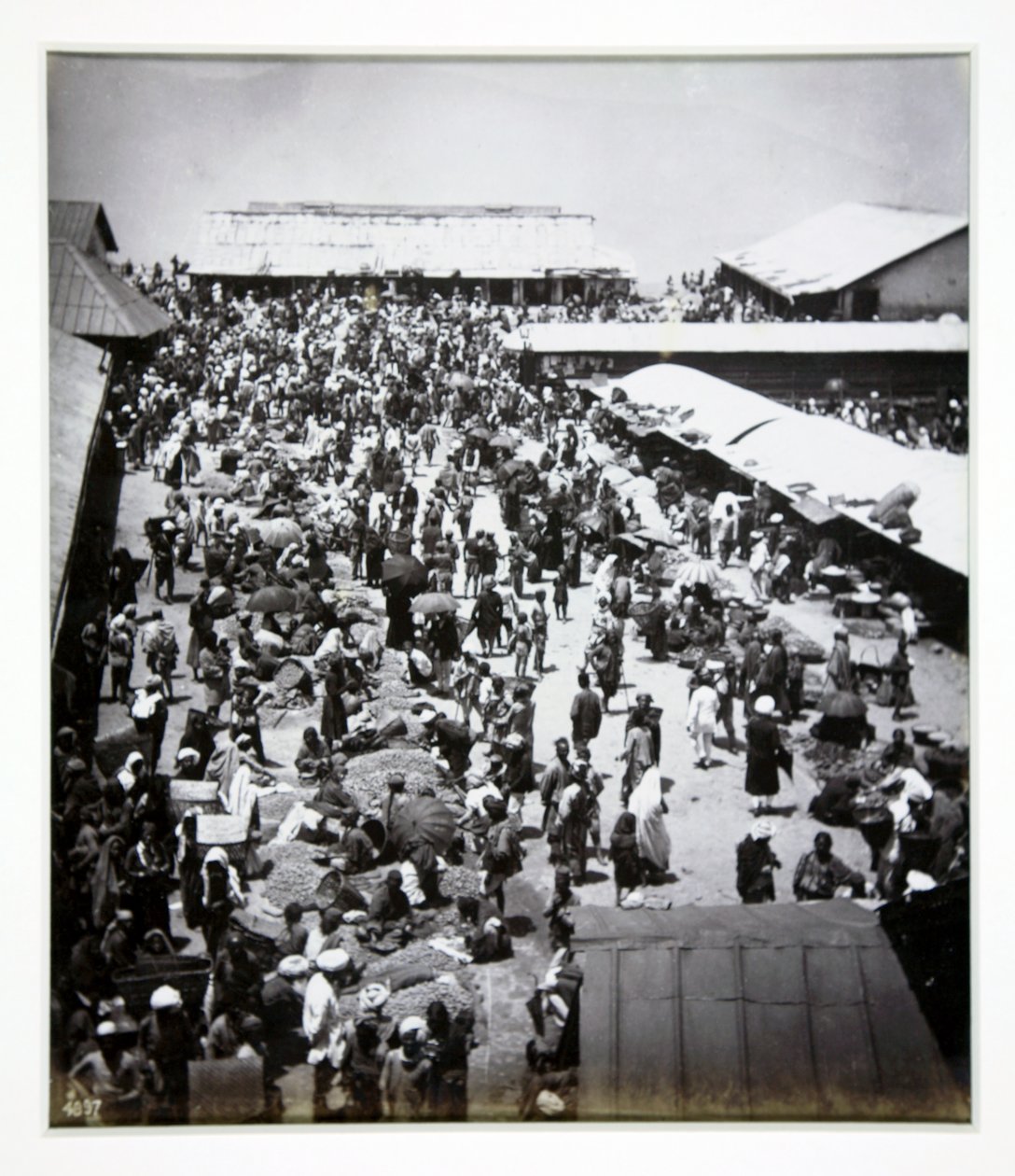 Bazaar, Darjeeling, fotografi tilskrevet Bourne und Shepherd, ca. 1880 af English Photographer
