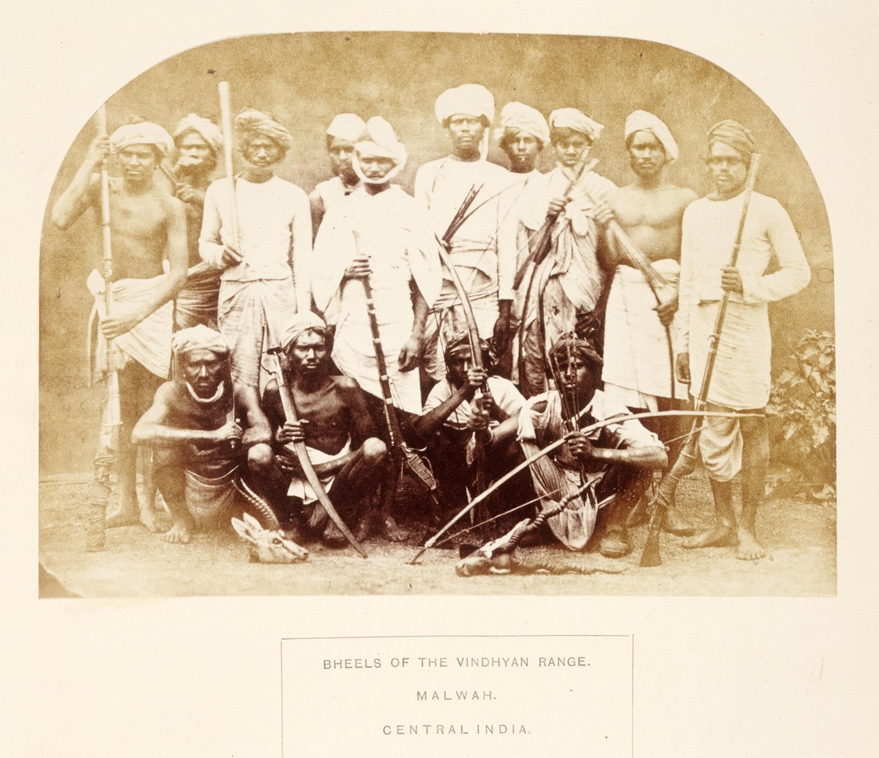Bheels of the Vindhyan Range, Malwah, Central India, fra The People of India, af J. Forbes Watson, udgivet 1868 (albummet tryk) af English Photographer
