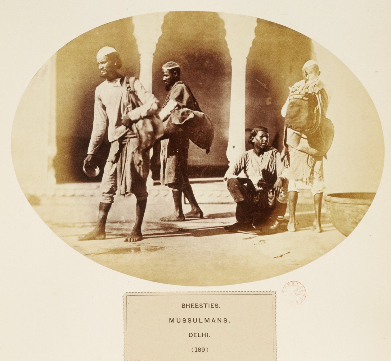 Bheesties, Mussulmans, Delhi, fra The People of India, af J. Forbes Watson, udgivet 1868 (albummet tryk) af English Photographer