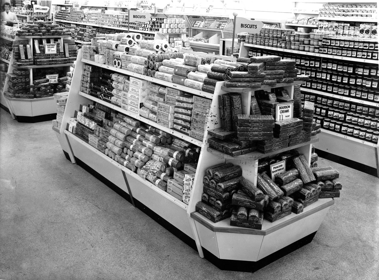 Biscuit gang, Woolworths butik, 1956 af English Photographer