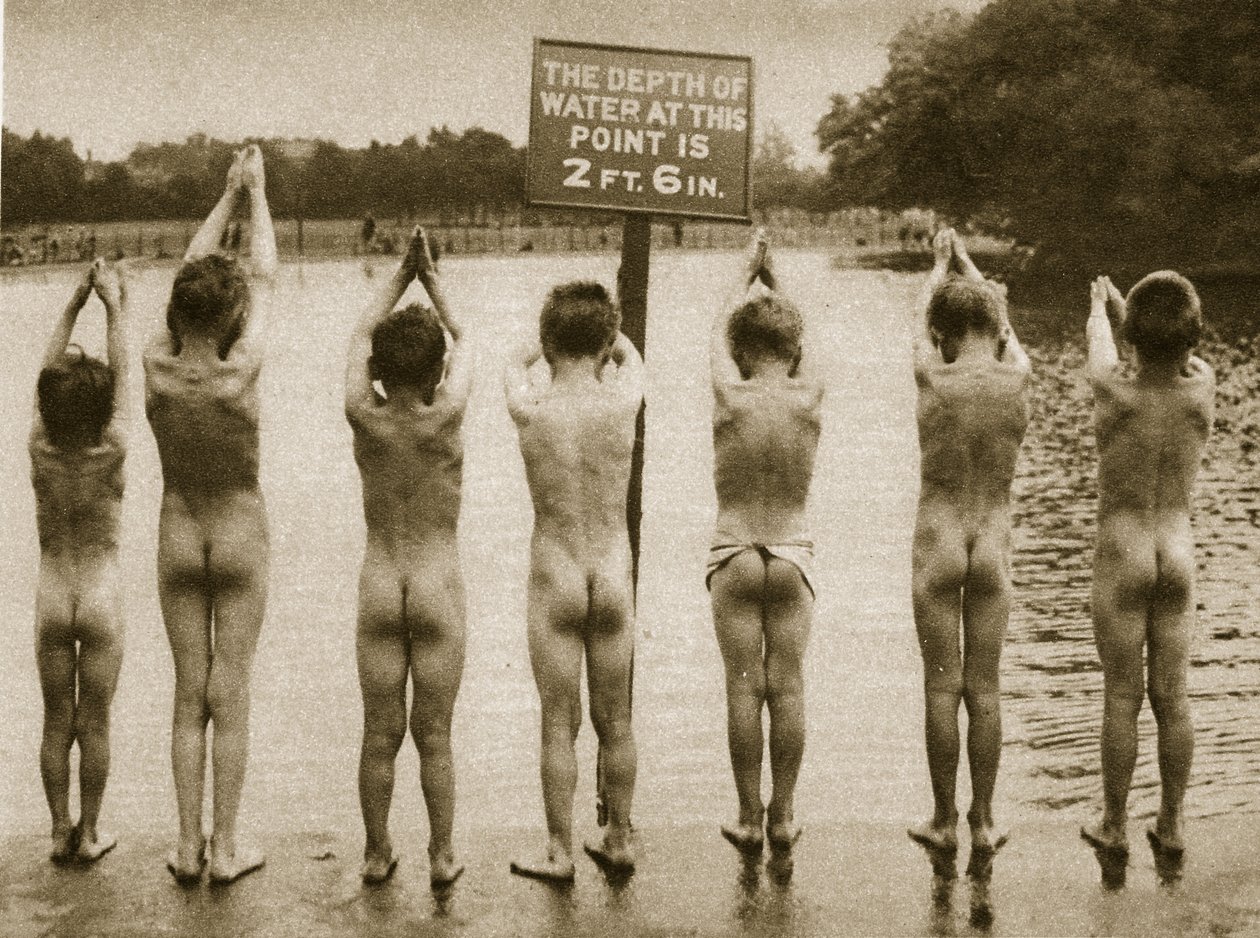 Drenge bader i parken, Clapham 1926 (sepiafoto) af English Photographer