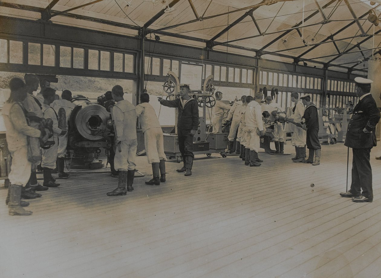 Drenge fra Royal Navy træner med våben på Shotley Barracks af English Photographer