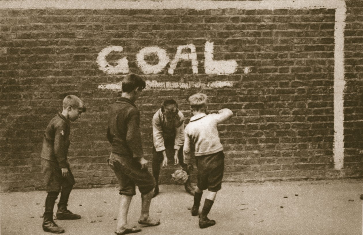 Drenge leger i East End, fra Wonderful London, udgivet 1926-27 (fotogravure) af English Photographer