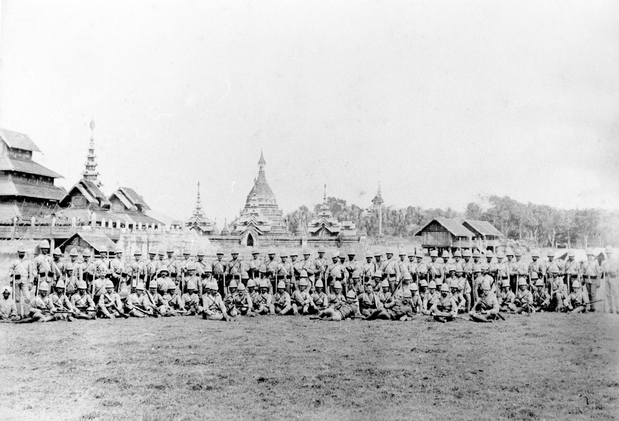 Britisk regiment foran Wuntho-paladset og det buddhistiske kloster, 1891 af English Photographer