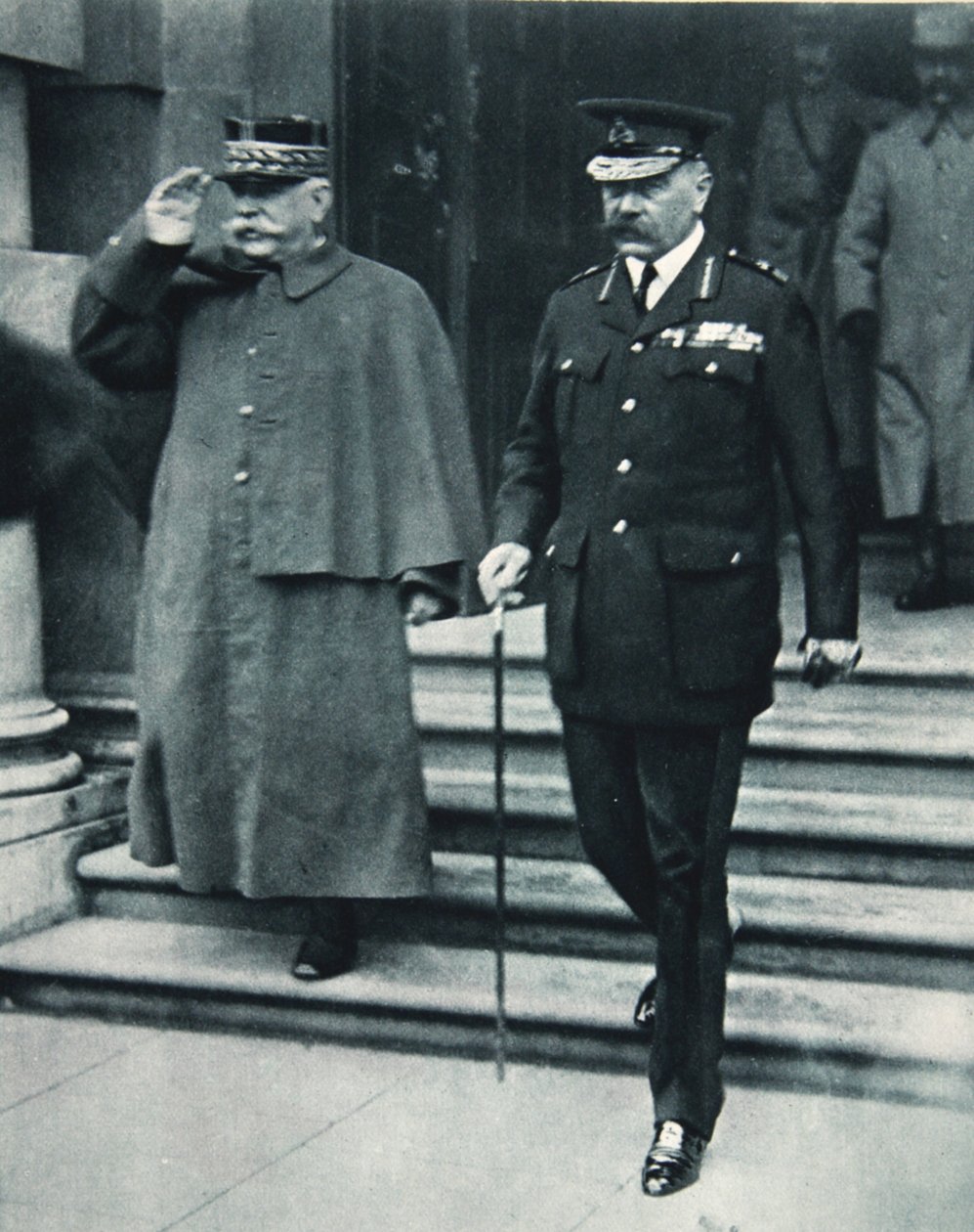 Britisk krigsminister og fransk generalissimo: Lord Kitchener og general Joffre, fra The Illustrated War News, 1916 af English Photographer